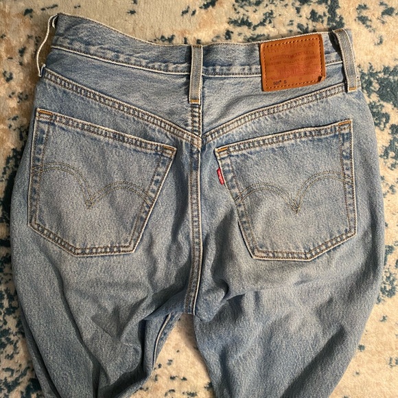 Levi 501 - medium wash 25 waist & 28 length - Picture 2 of 5